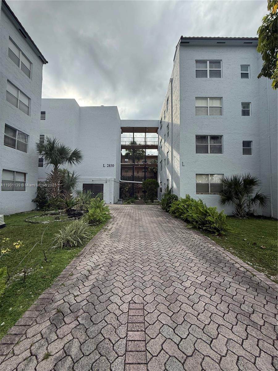 2850 Somerset Dr - Photo 1