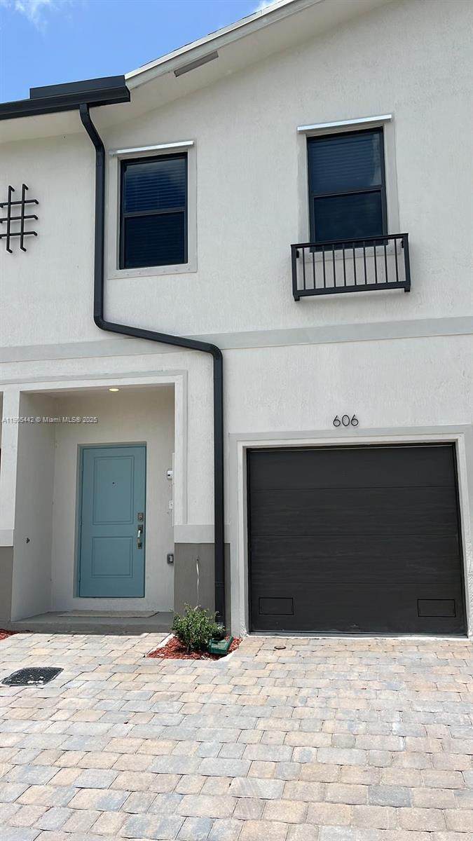 606 12 St - Photo 1