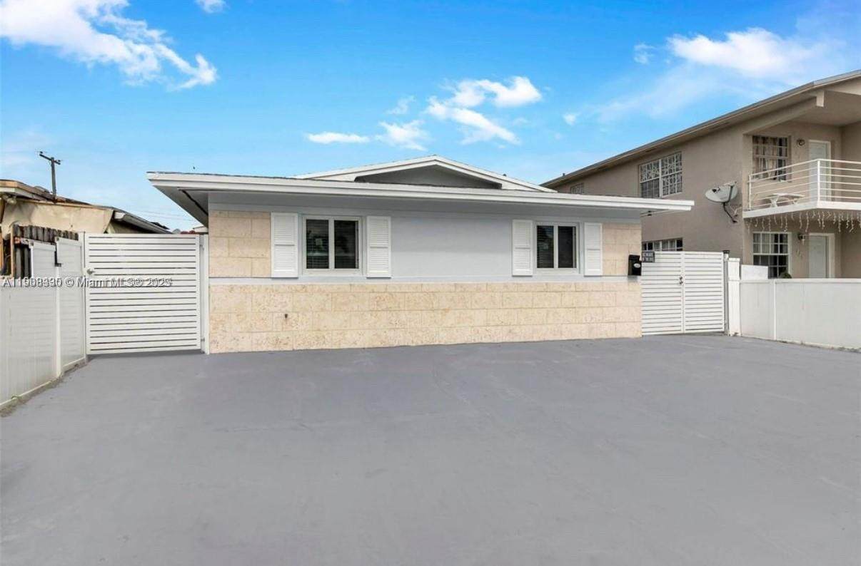 329 18th St - Photo 1