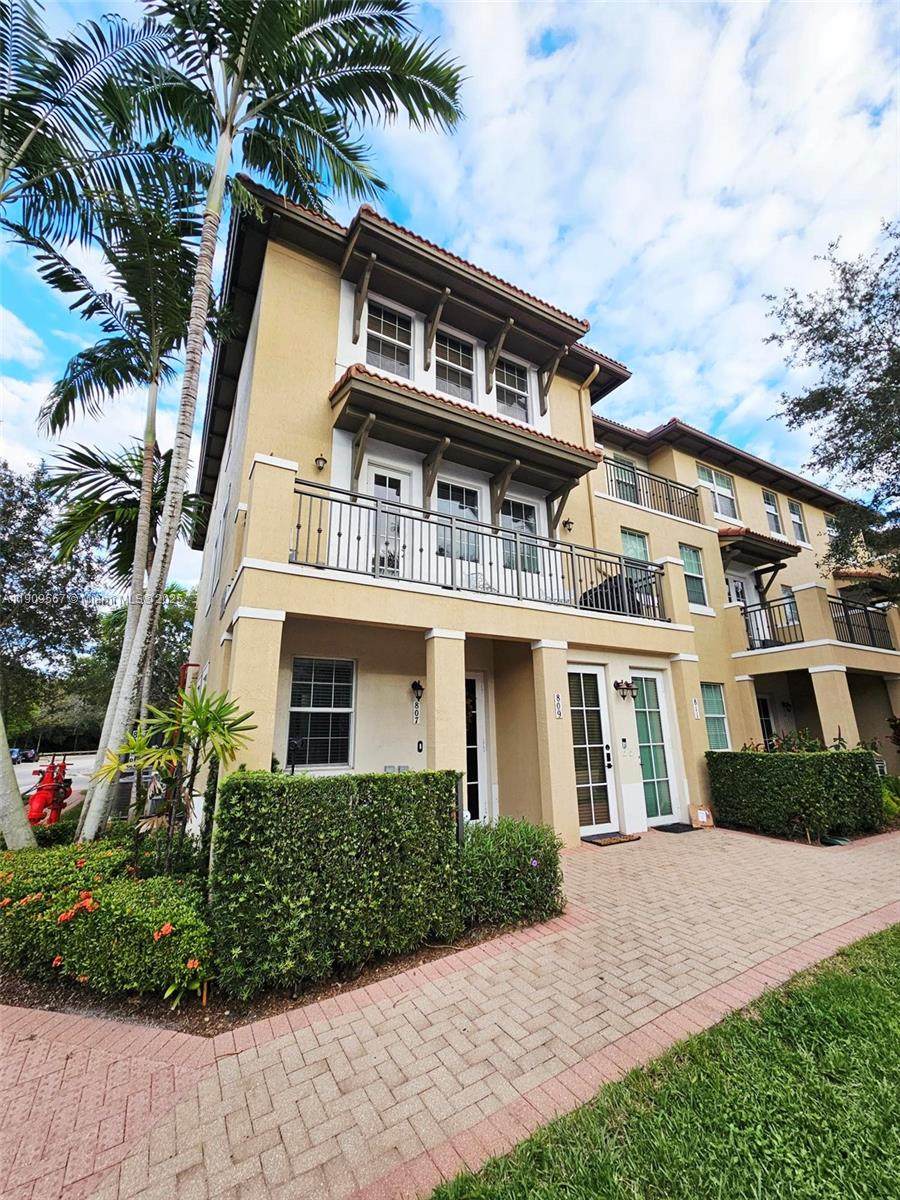 809 147 AVE - Photo 1
