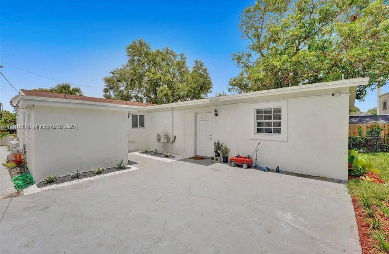 685 7th Ter - Photo 1