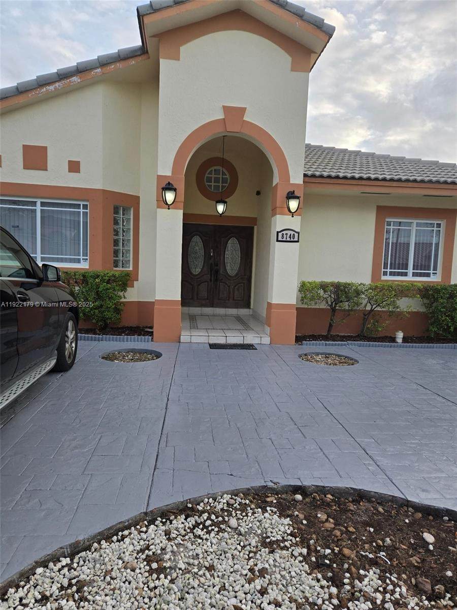 8740 142nd St - Photo 1