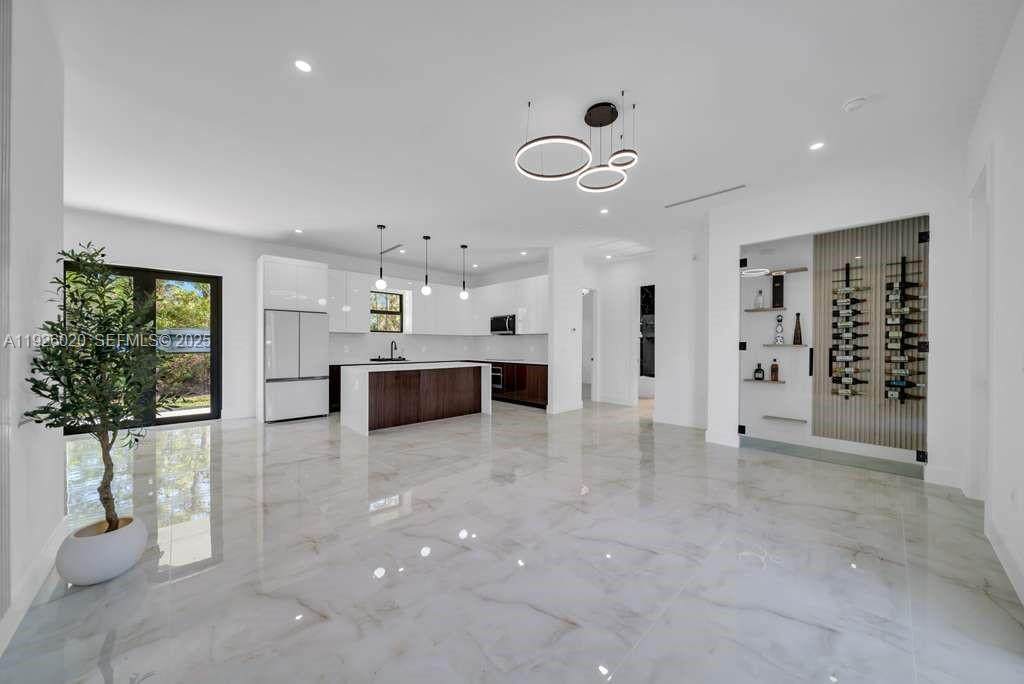 323 Long Ave S - Photo 1