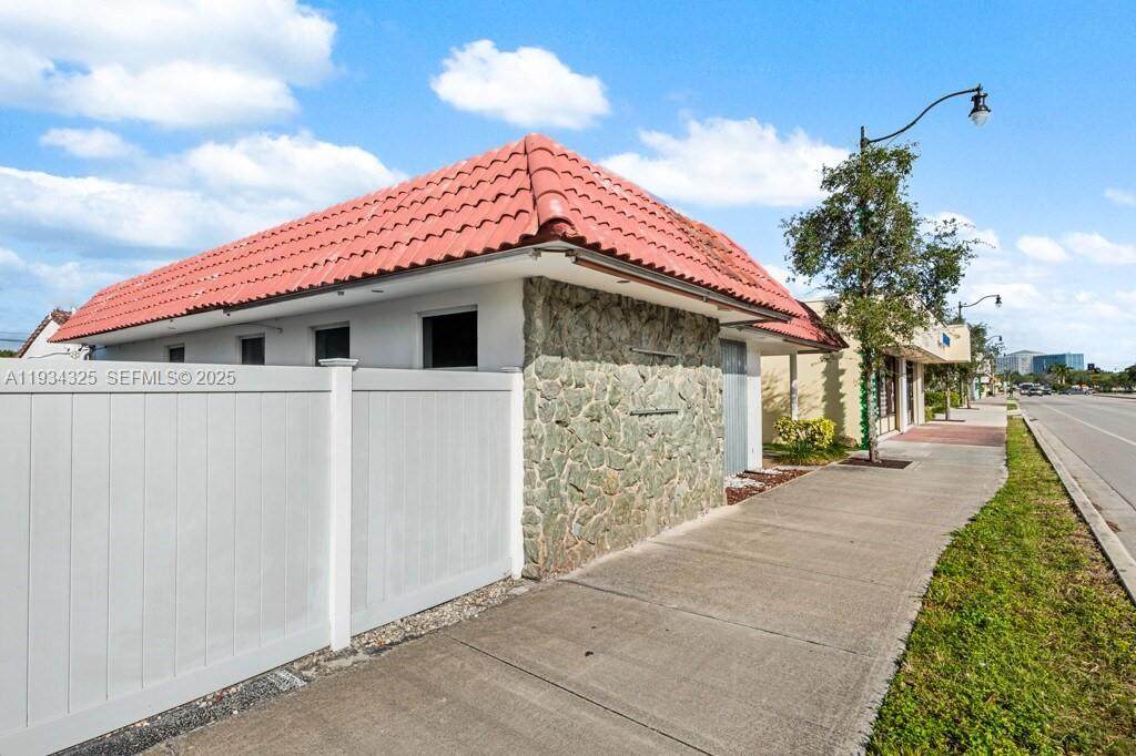 4749 Hollywood Blvd - Photo 1