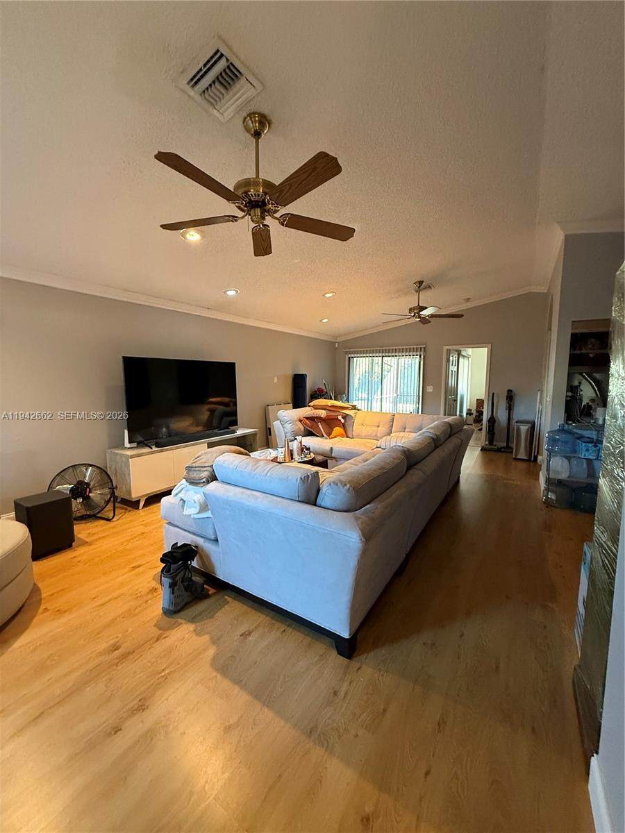 6190 Pine Tree Ln - Photo 1