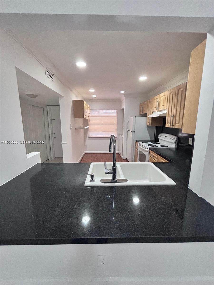 430 Commodore Dr - Photo 1