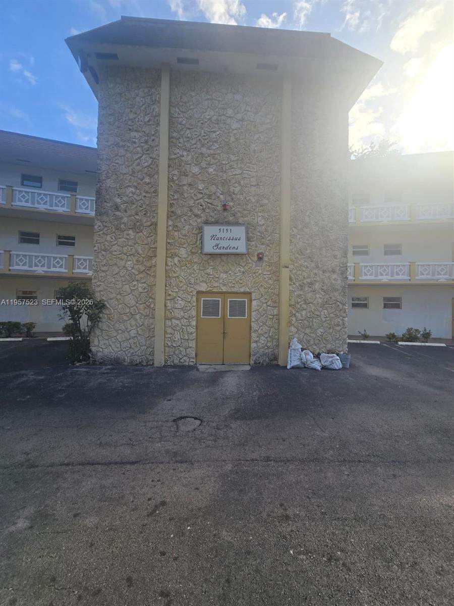 5151 Oakland Park Blvd - Photo 1