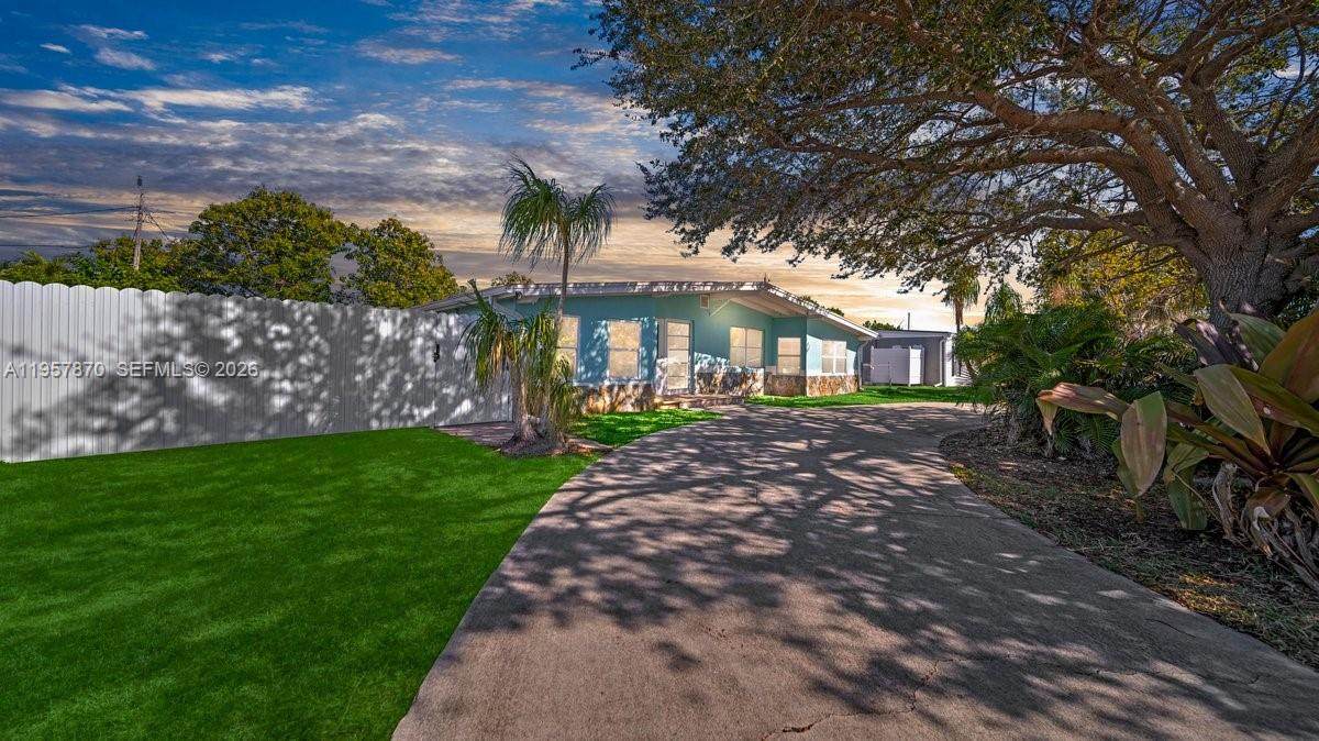 170 Poinsettia Cir Ne - Photo 1