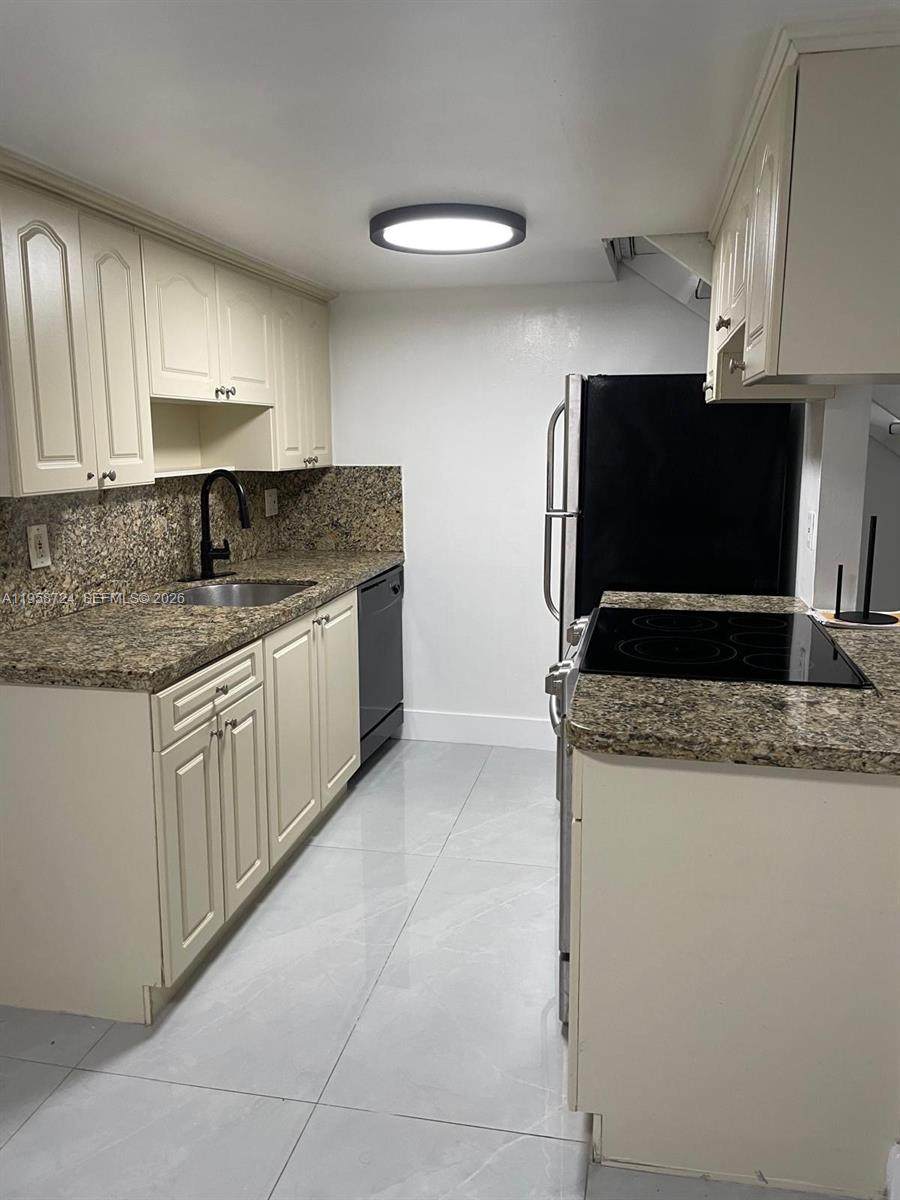 1455 Holly Heights Dr - Photo 1