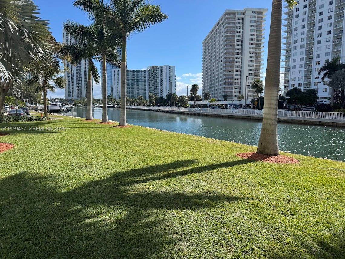 400 Kings Point Dr - Photo 1