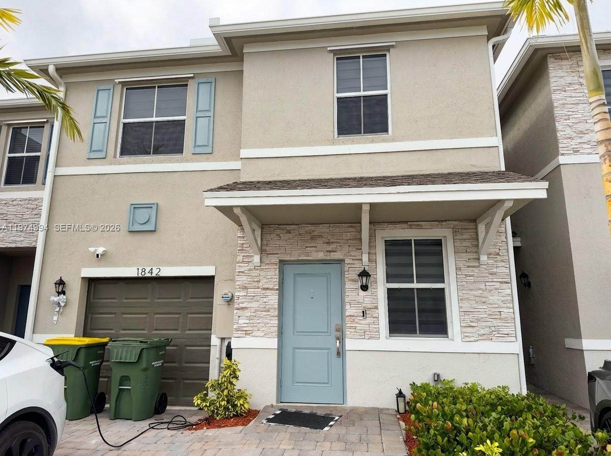 1842 7th Ter - Photo 1