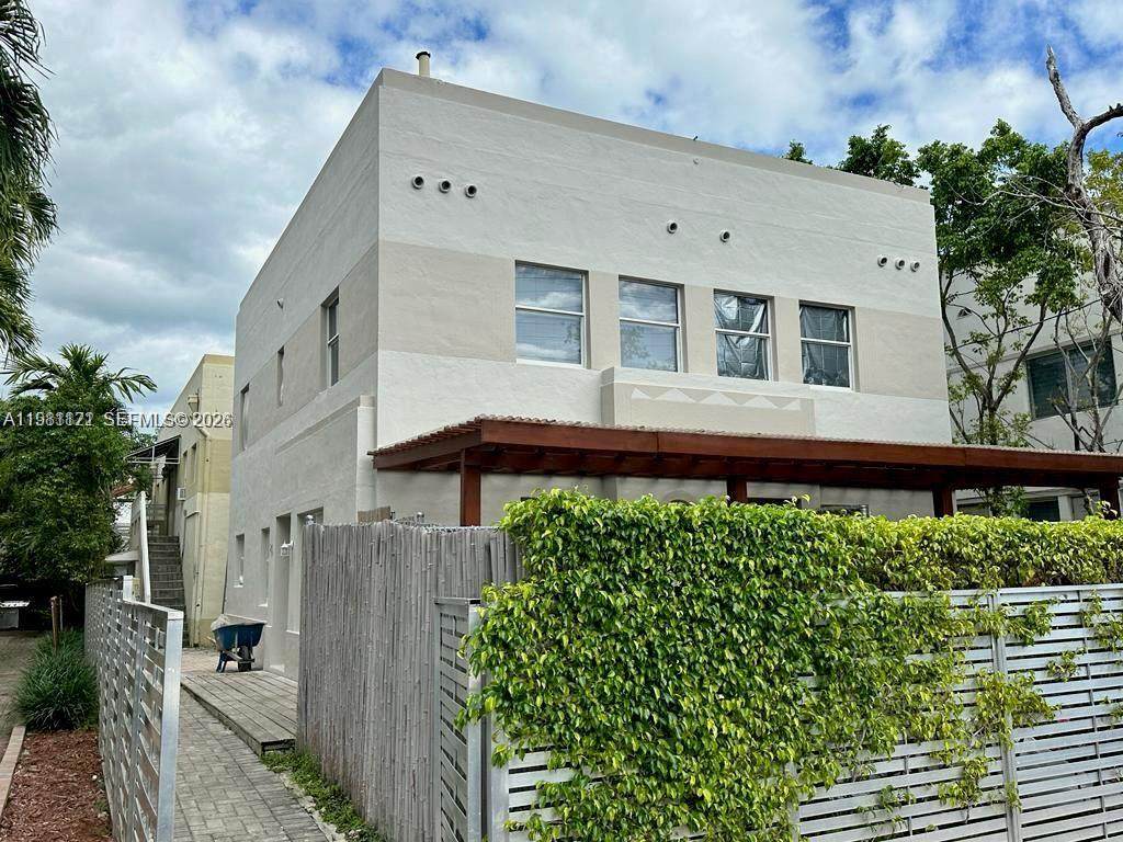 833 39th St - Photo 1
