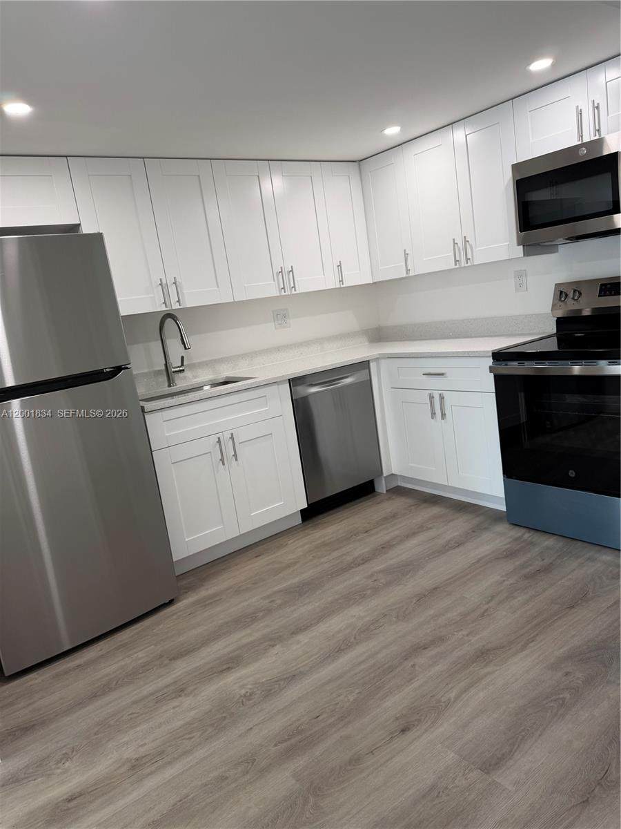 200 Lakeview Dr - Photo 1