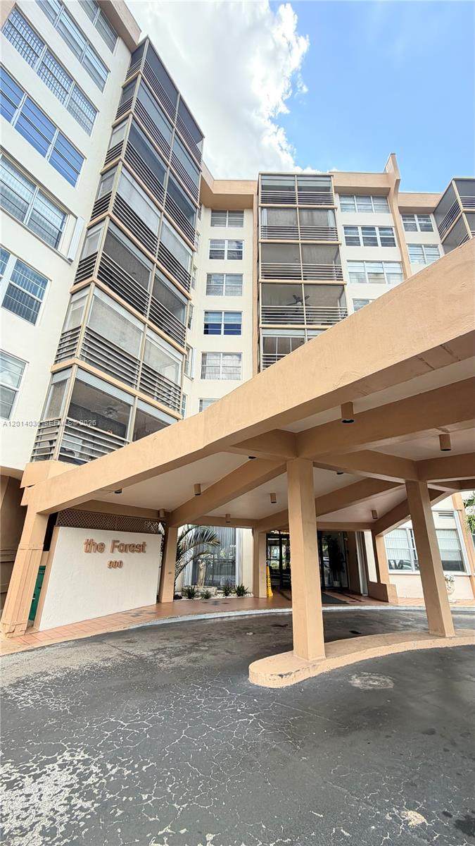 900 Saint Charles Pl - Photo 1