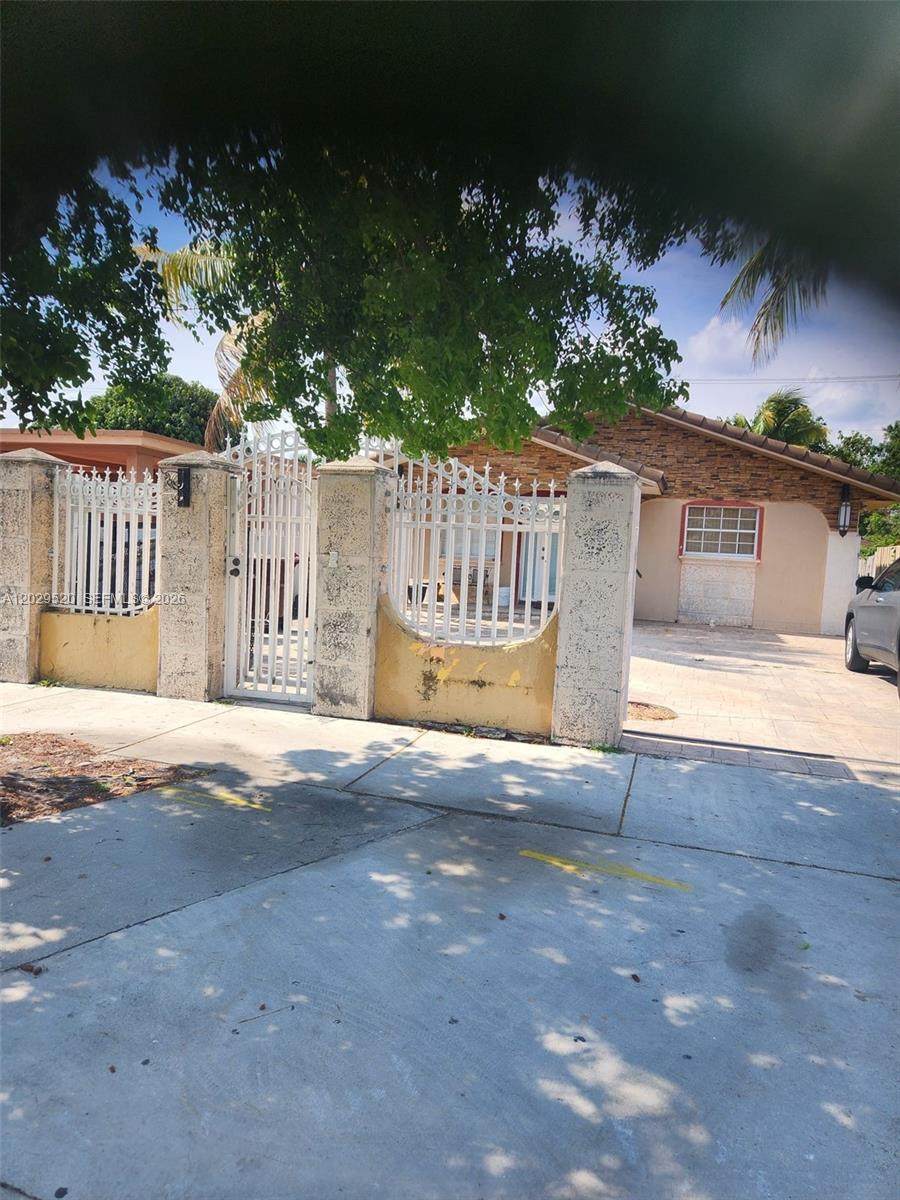 827 27th St - Photo 1