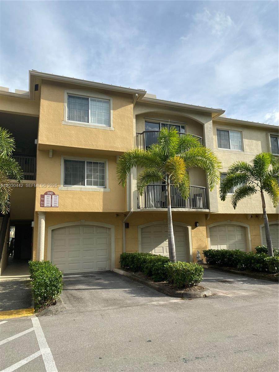 300 Crestwood Ct N - Photo 1