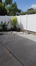 590 20th St - Photo 2
