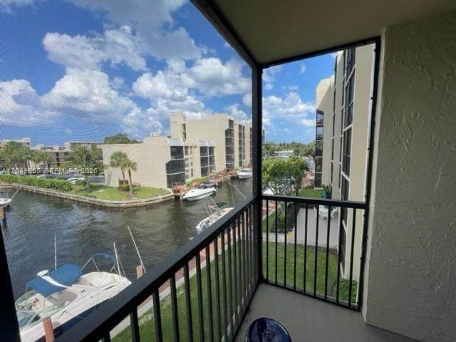 17 Royal Palm Way - Photo 1