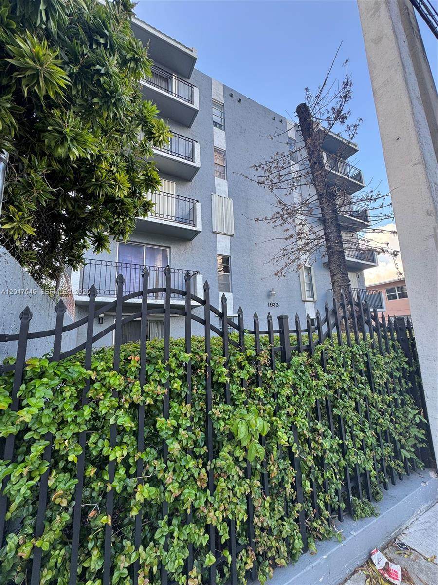 1933 7th St - Photo 1