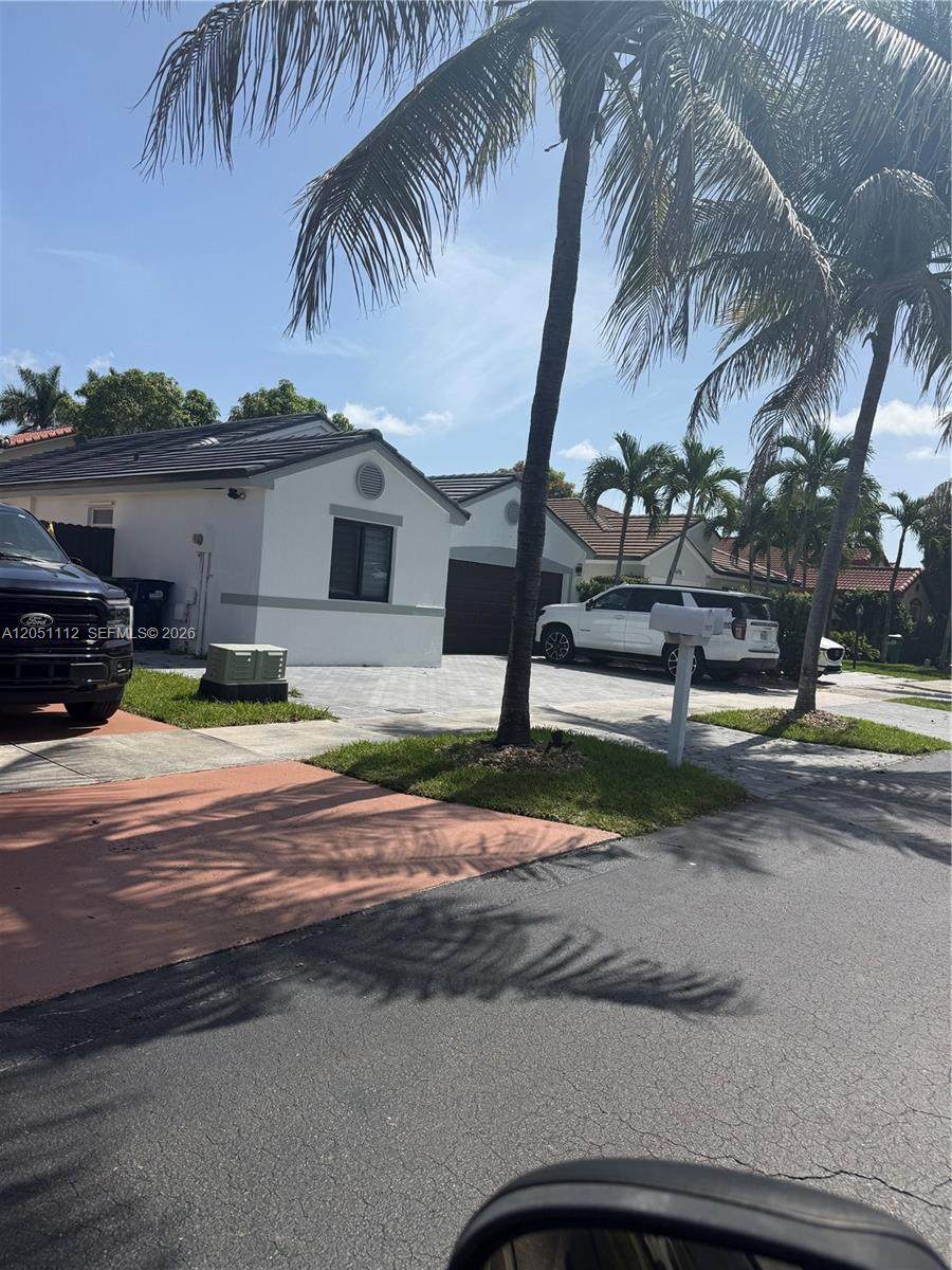 15921 82 ST - Photo 1