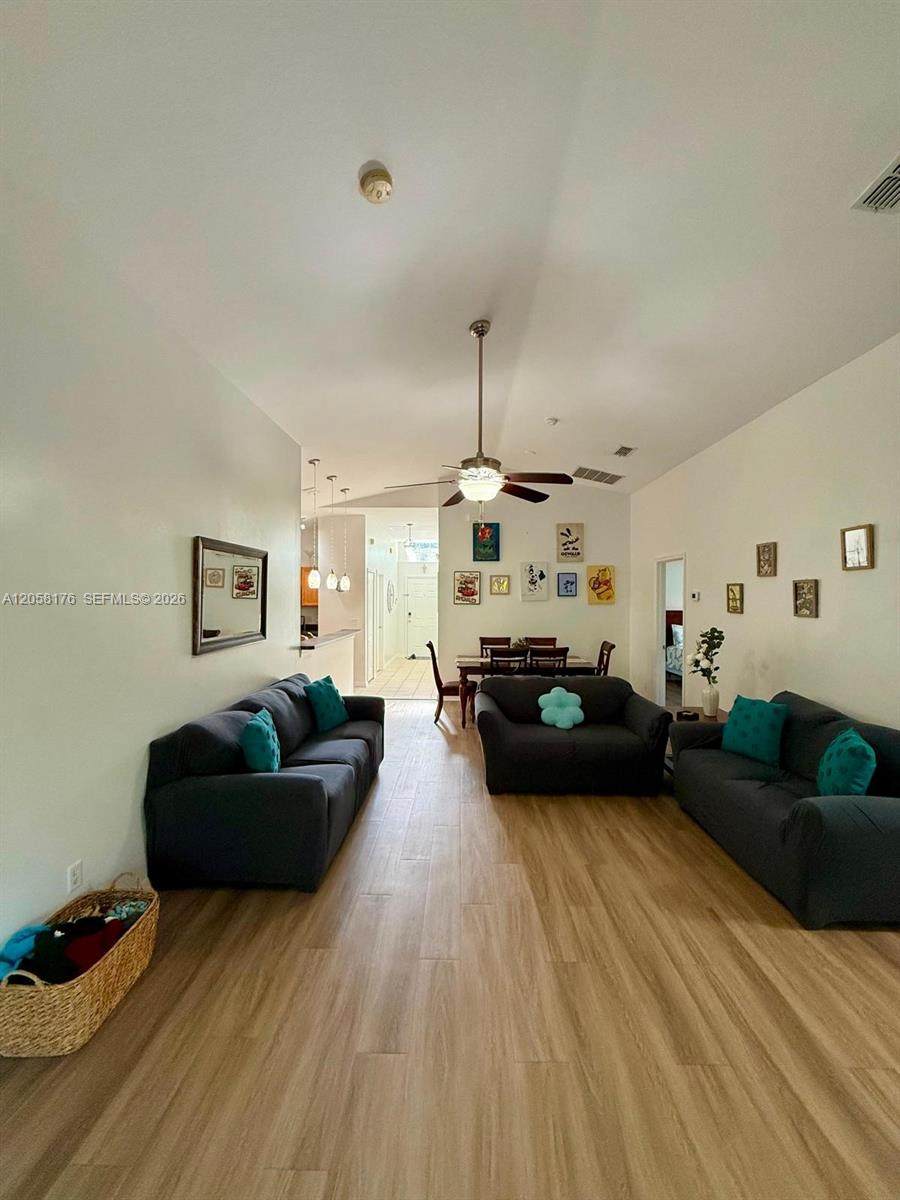 https://bt-photos.global.ssl.fastly.net/miami/1280_boomver_1_A12058176-2.jpg