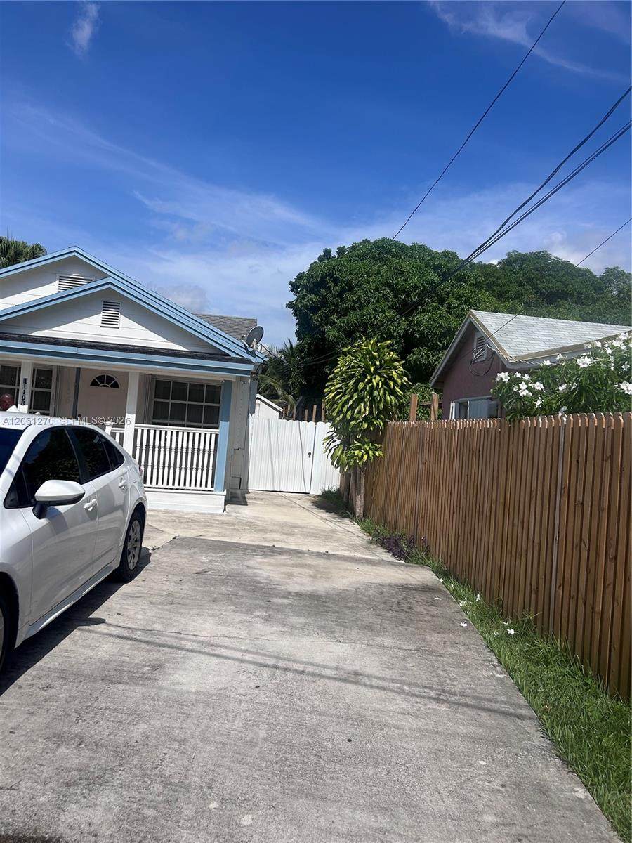 11108 Peachtree Dr - Photo 1