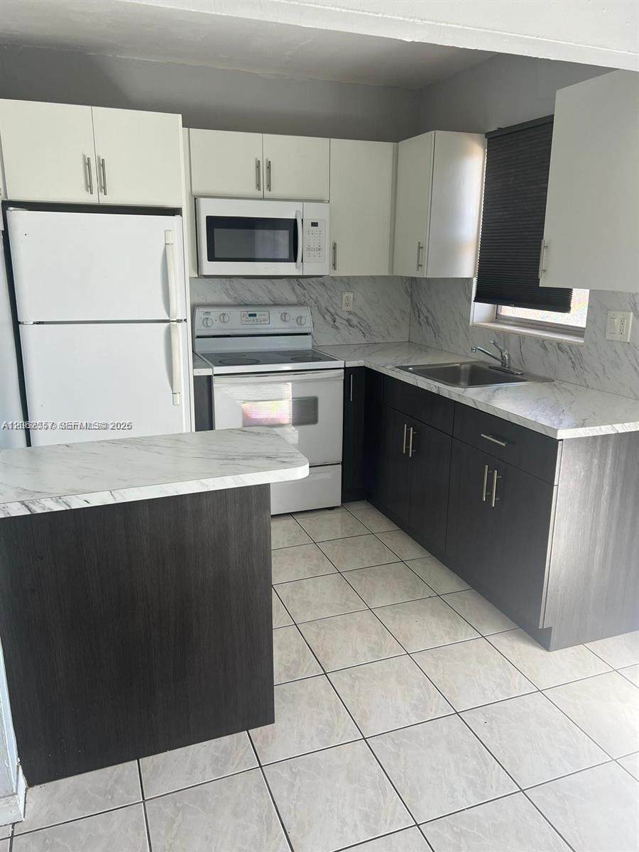 7505 82nd St - Photo 1