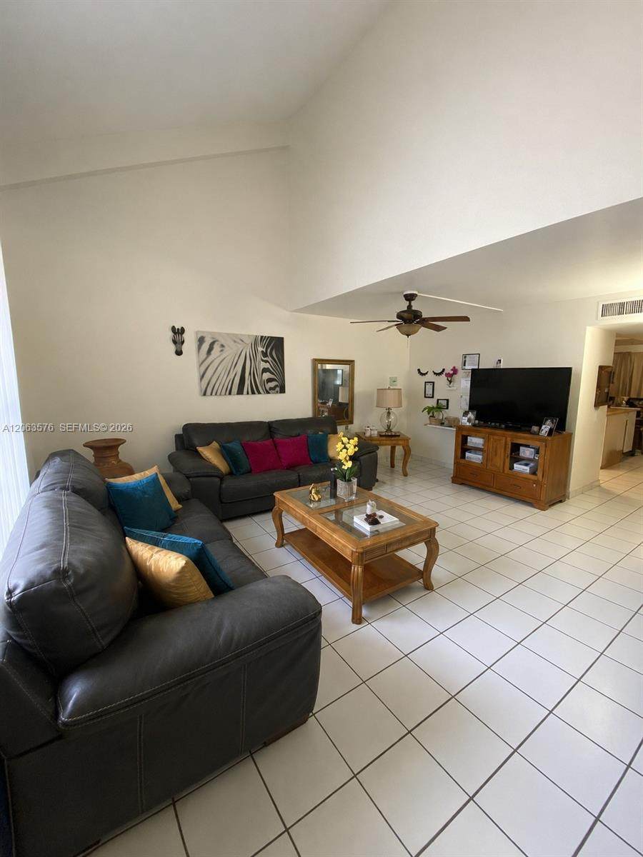 633 University Dr - Photo 1