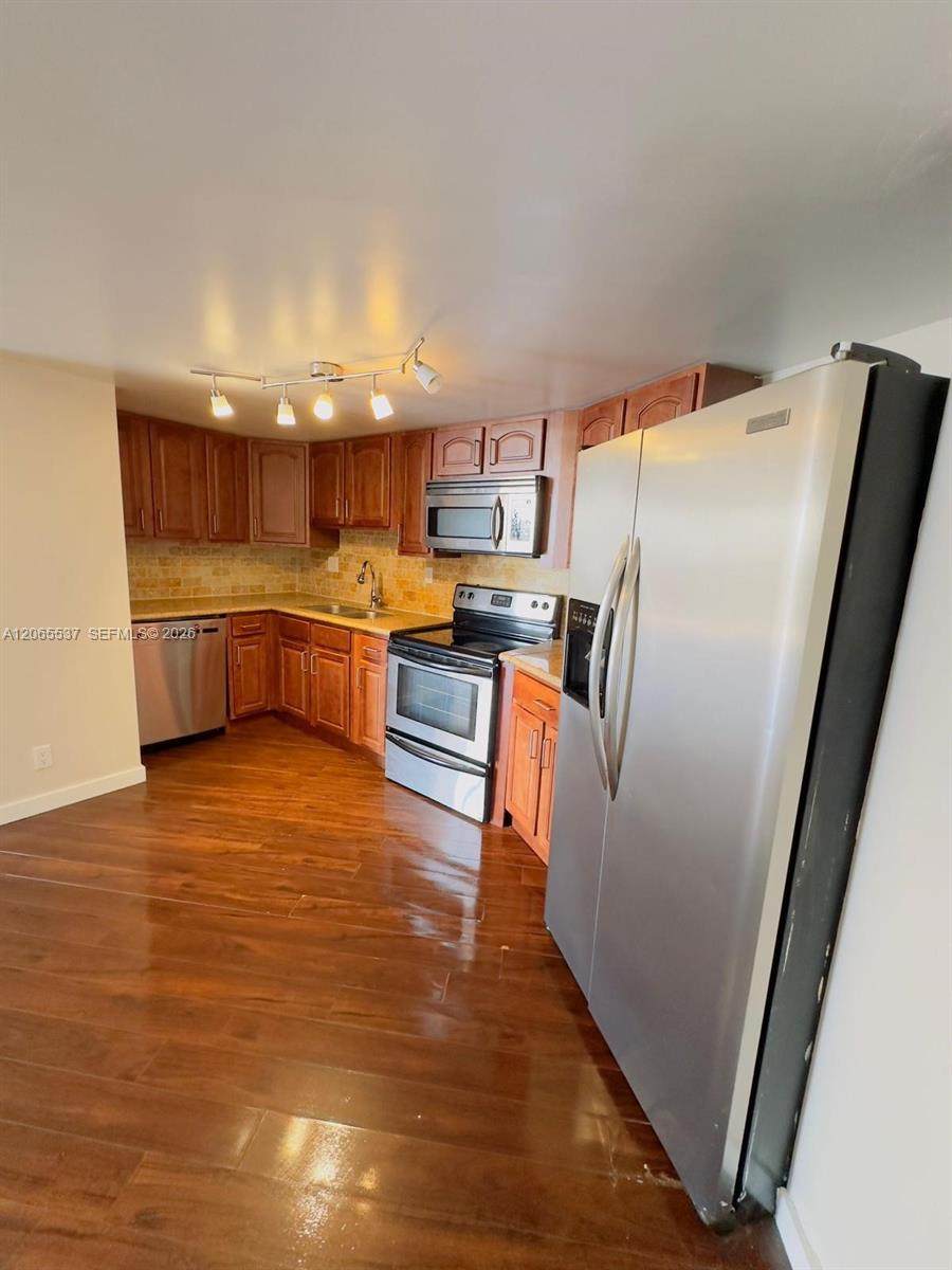 800 Parkview Dr - Photo 1