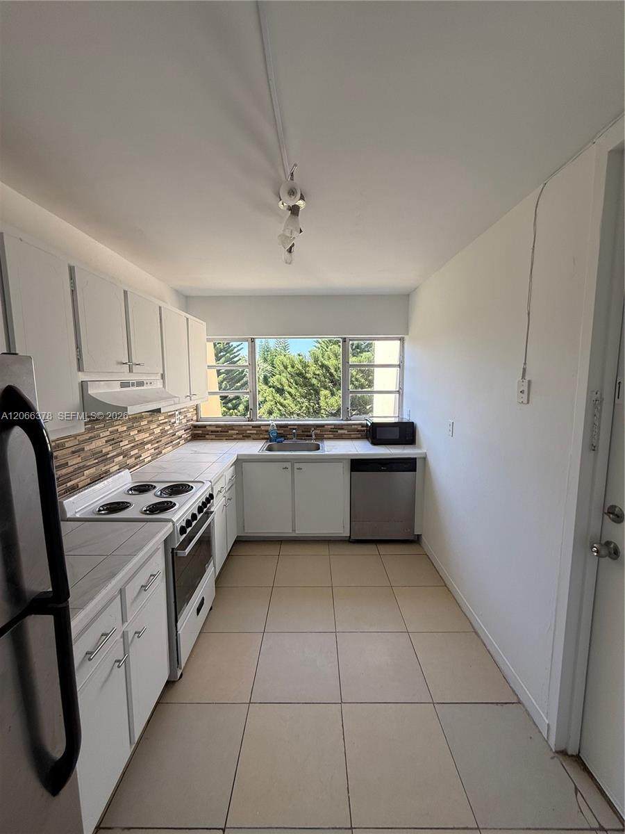 952 199th St - Photo 1
