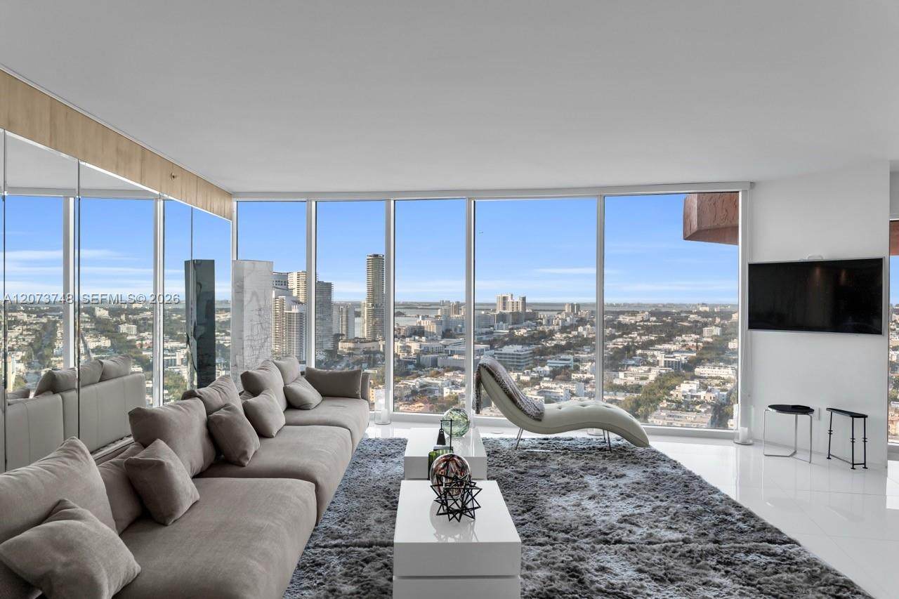 300 Pointe Dr - Photo 1