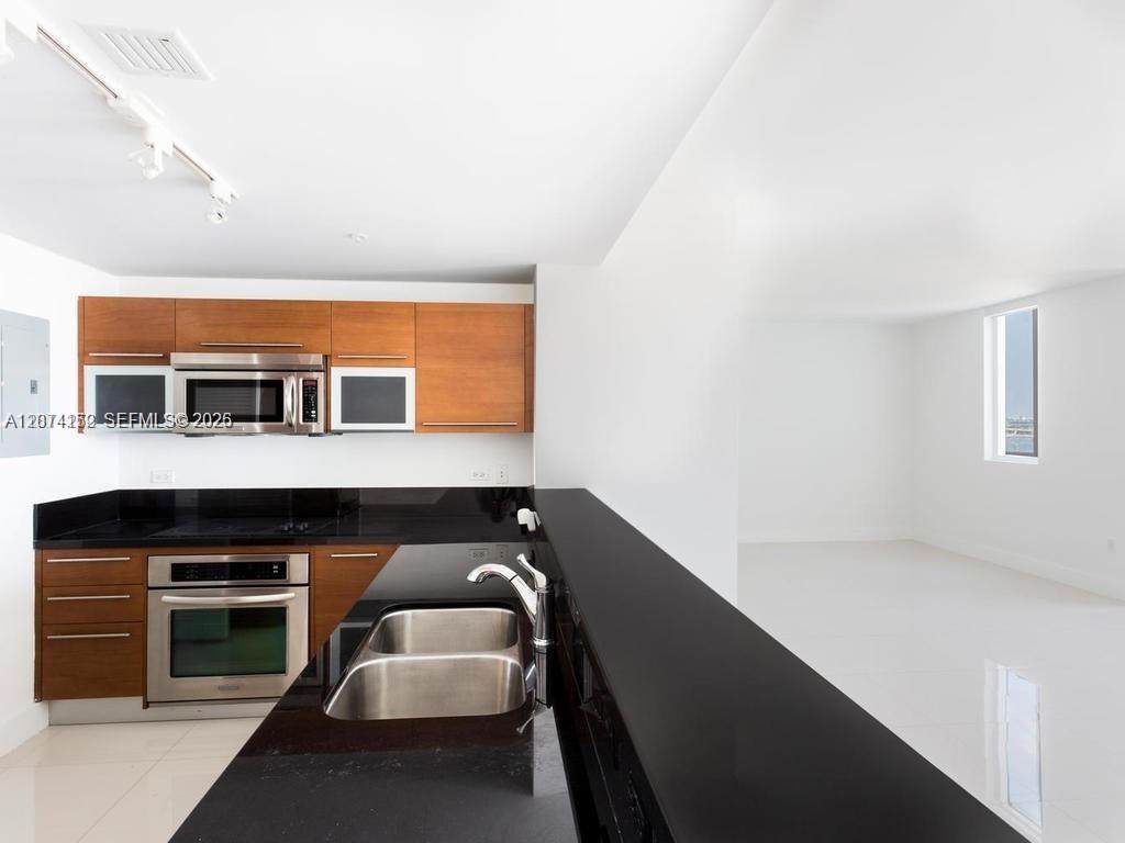 244 Biscayne Blvd - Photo 1