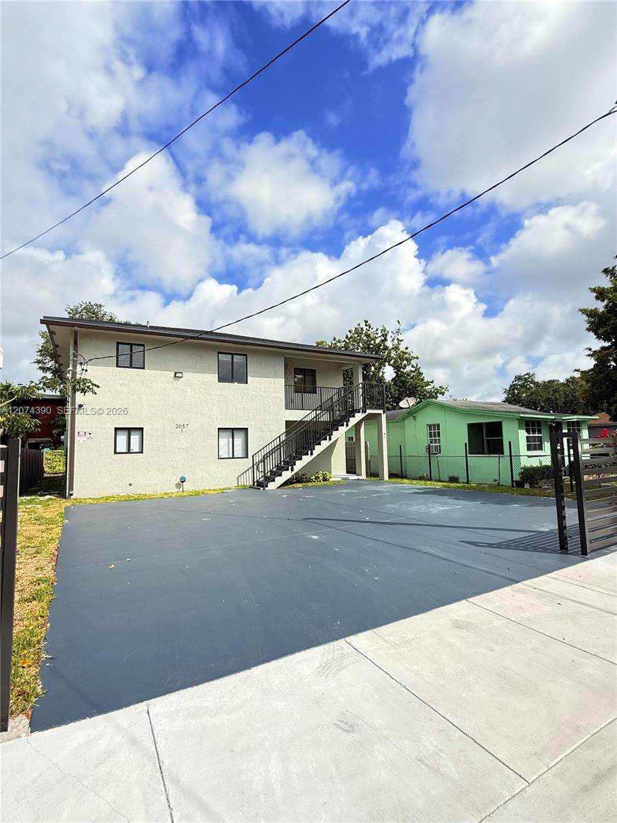 2057 Washington Ave - Photo 1