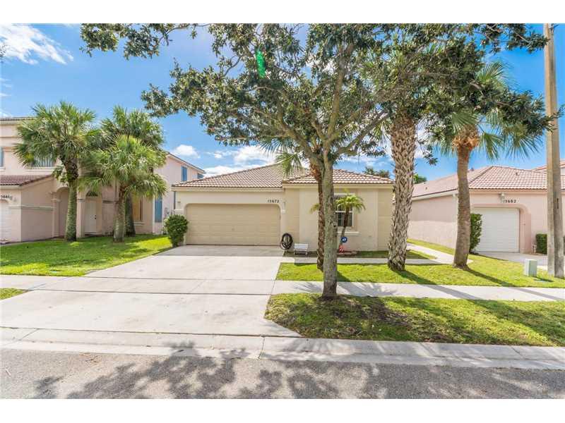 15672 NW 14th St, Pembroke Pines, FL 33028 (MLS #A10163853) :: United Realty Group