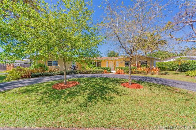 8265 163 St - Photo 1