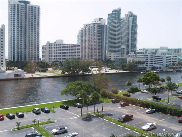 800 Parkview Dr - Photo 1