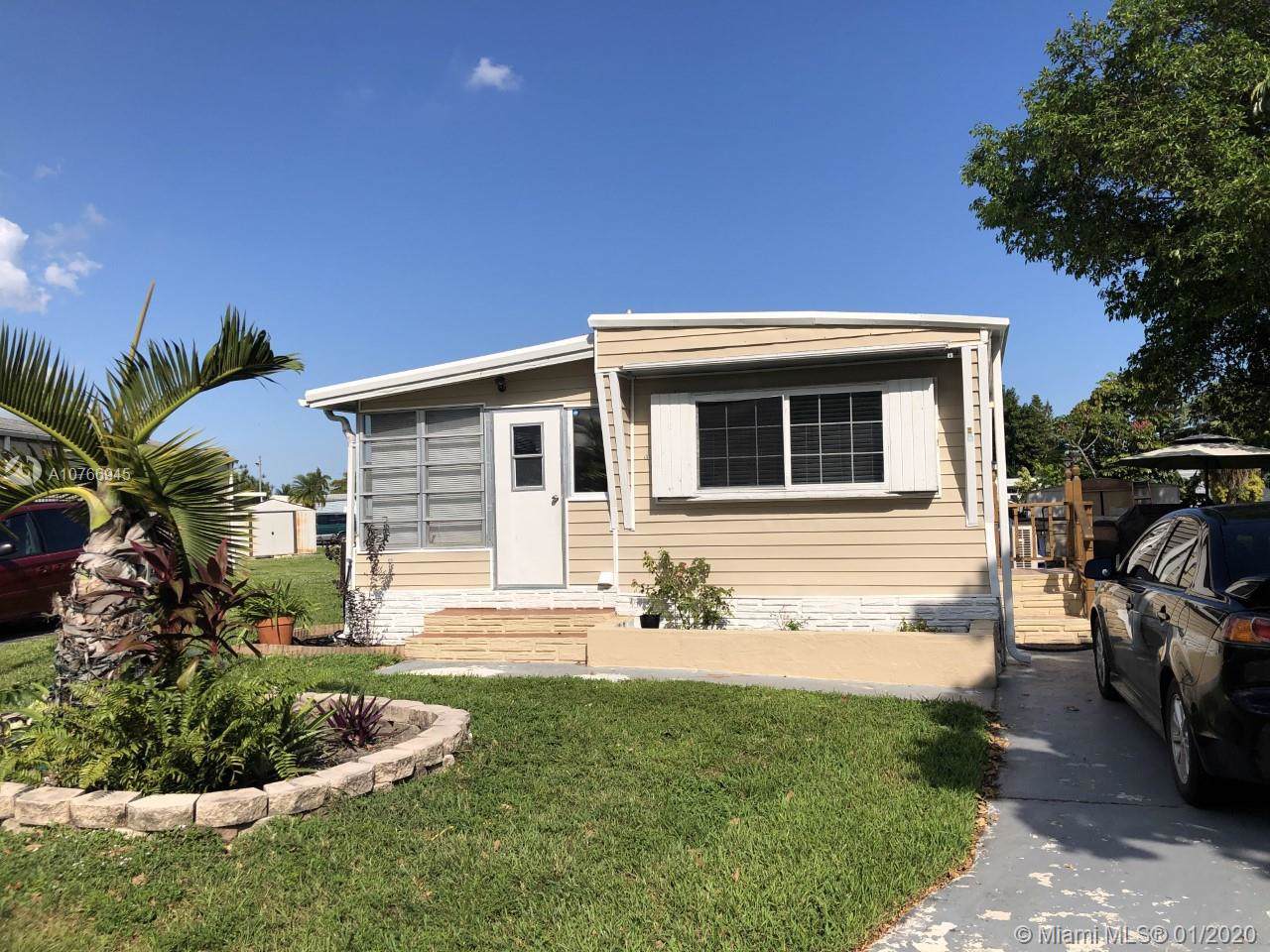 5301 35 Manor - Photo 1