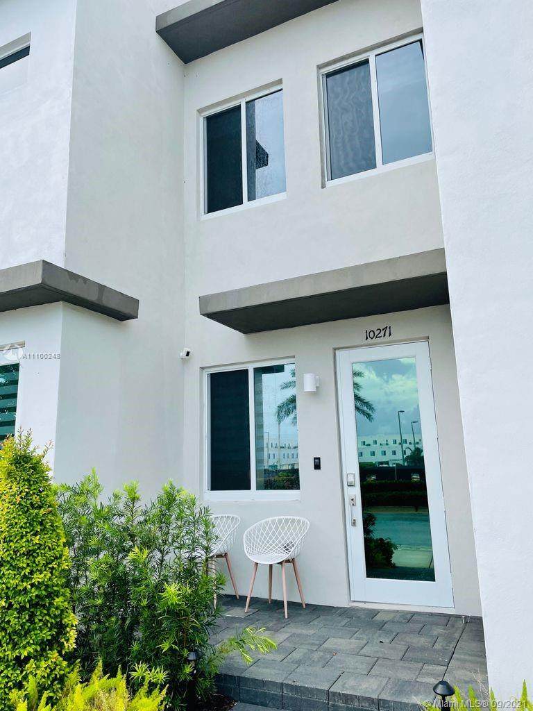 10271 NW 66th St - Photo 1