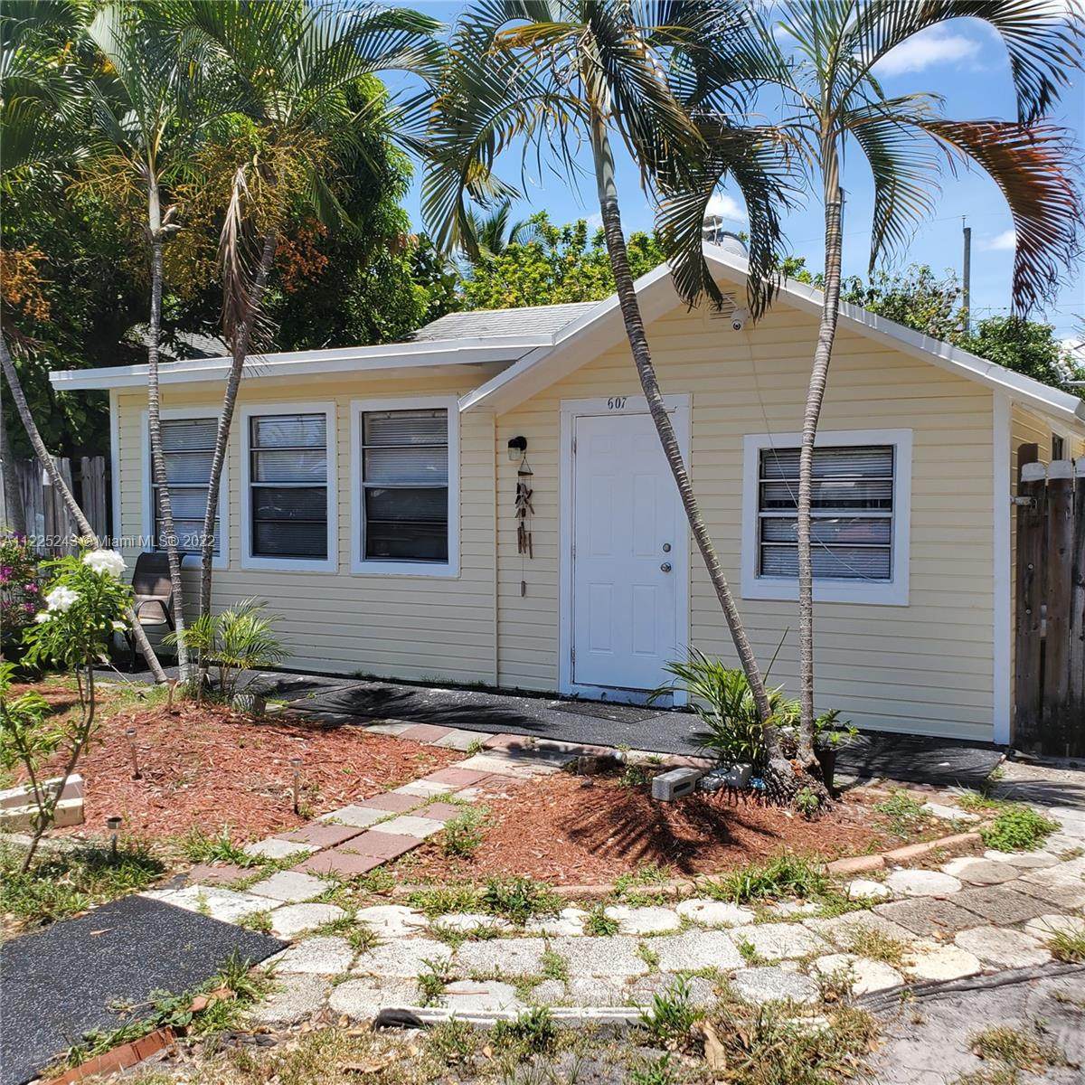 607 E St - Photo 1