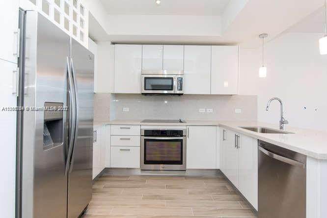 999 1 AVENUE - Photo 1