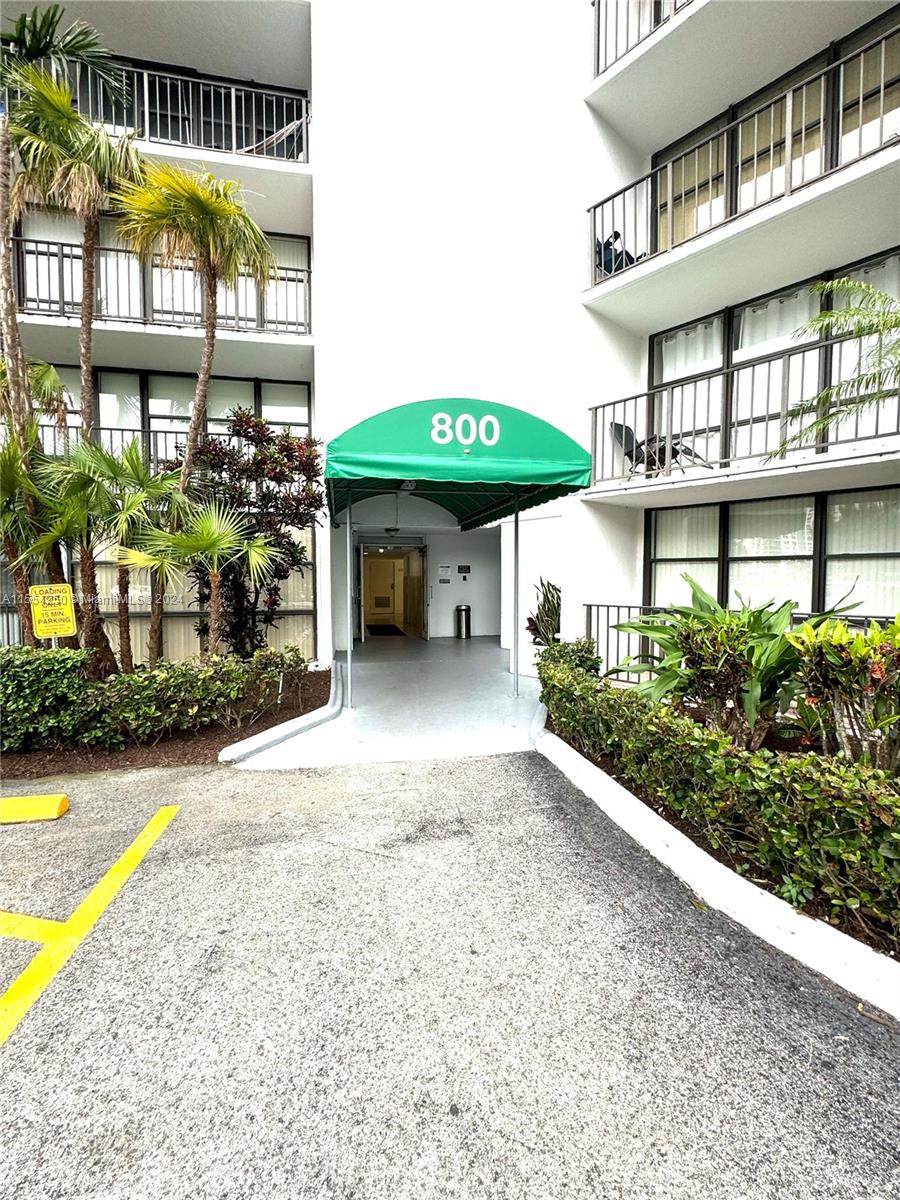 800 Parkview Dr - Photo 1