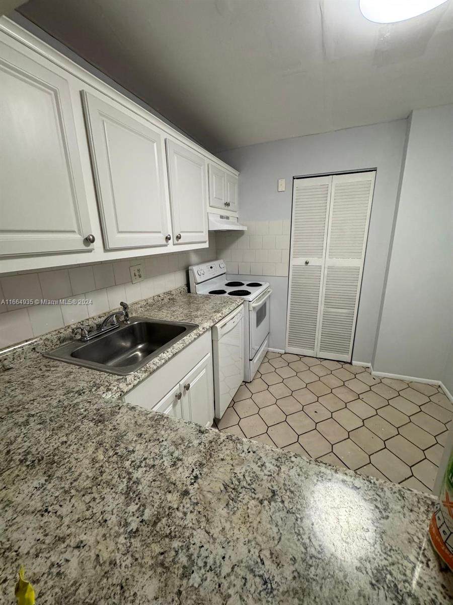 7801 Colony Cir S - Photo 1