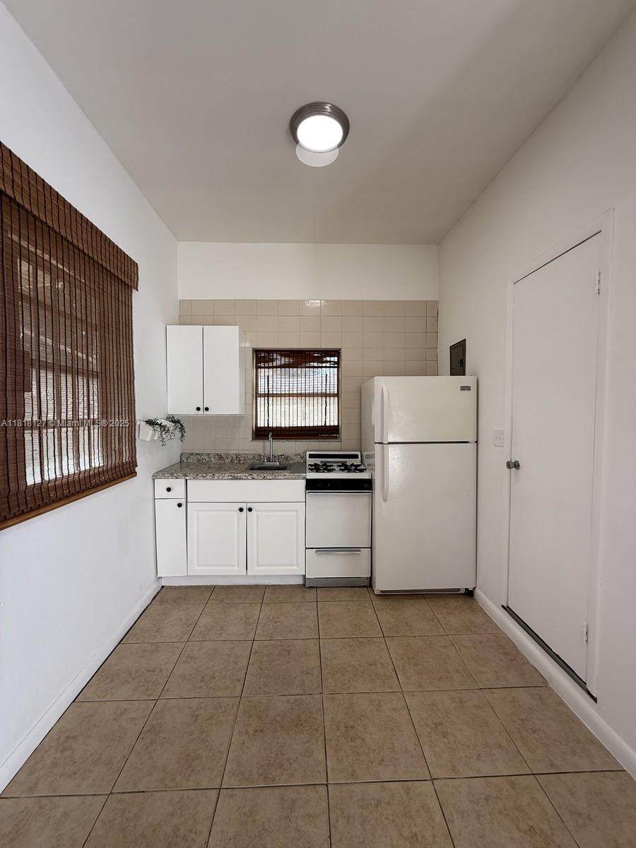 242 127th St - Photo 1