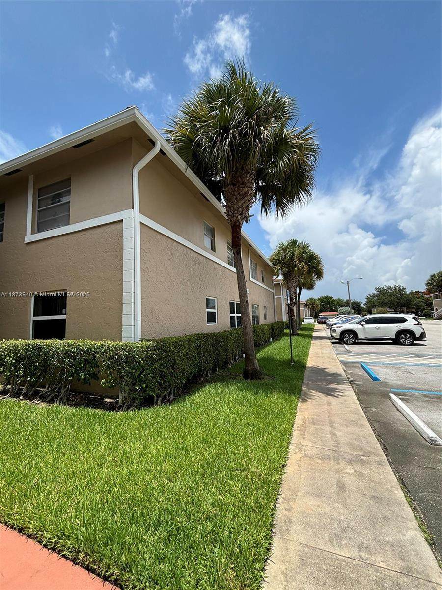 824 Twin Lakes Dr - Photo 1