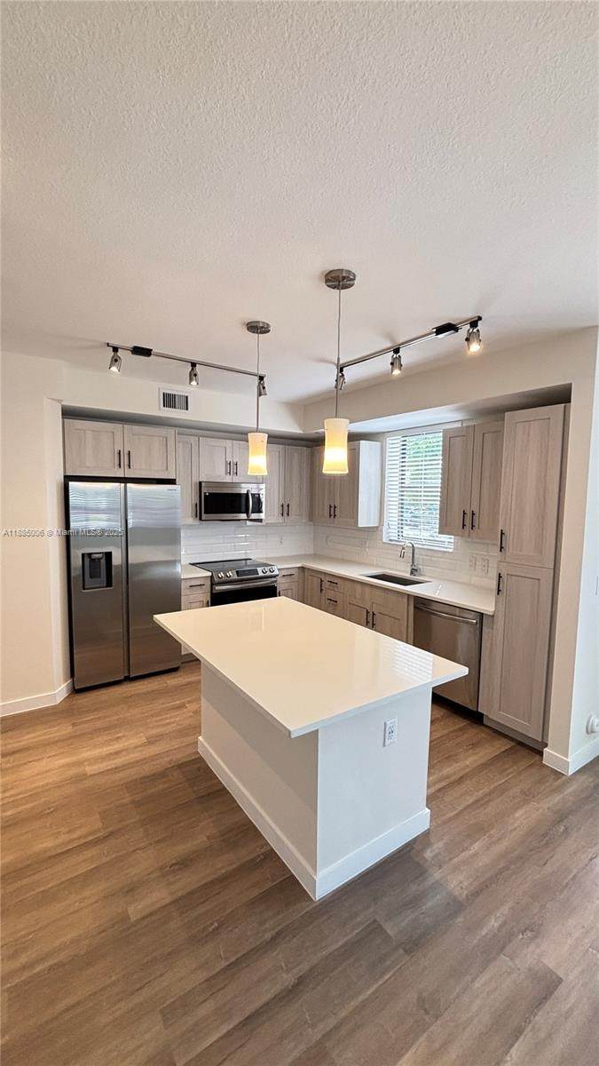 8894 44 St - Photo 1