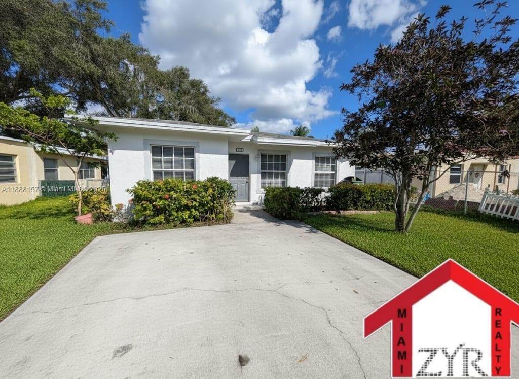 720 15th Ter - Photo 1