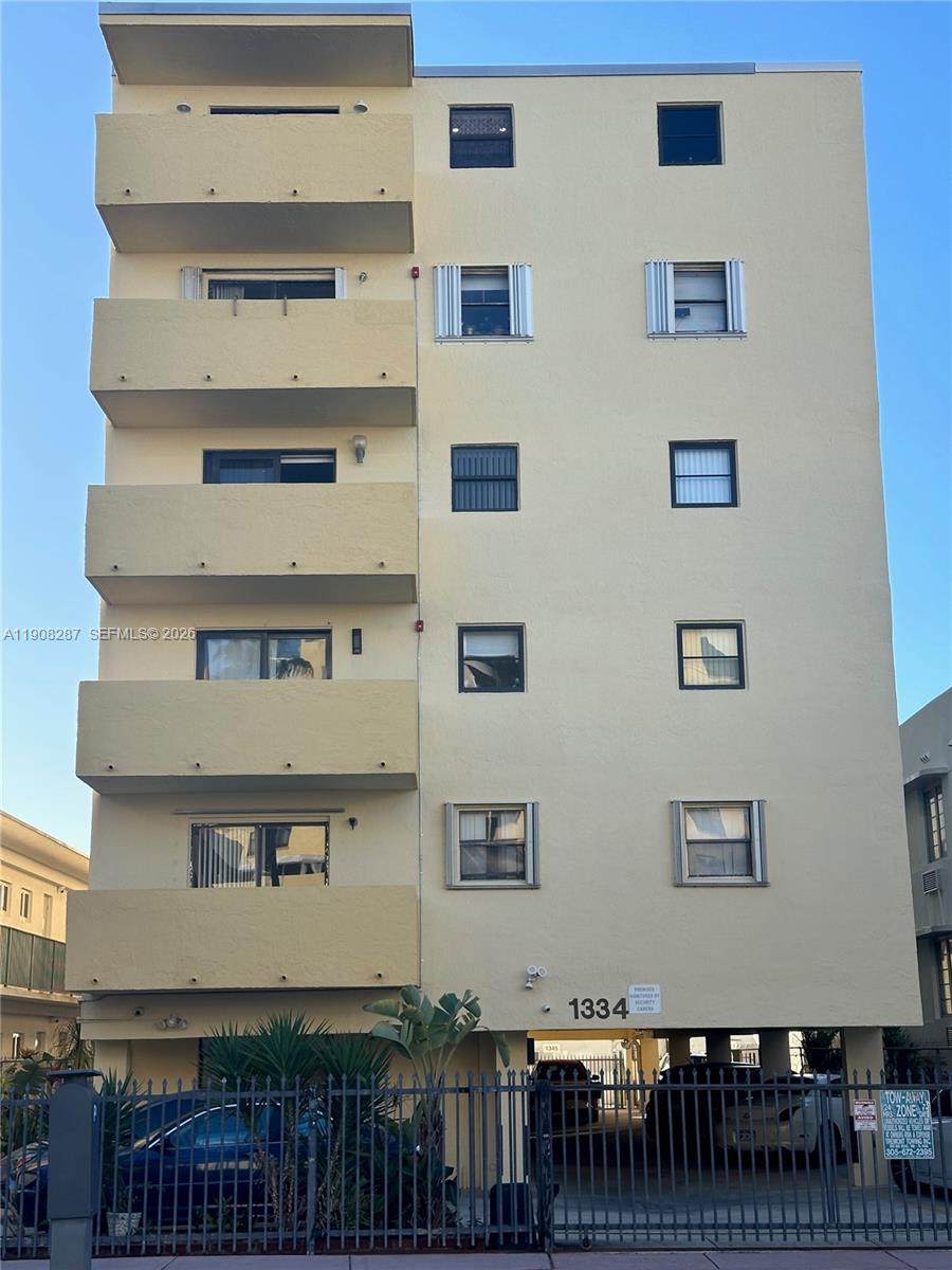 1334 Collins Ave - Photo 1