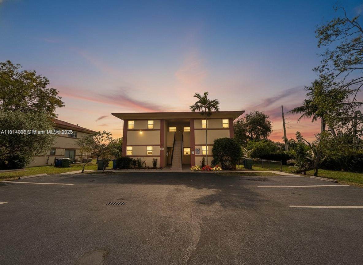 825 10th St - Photo 1