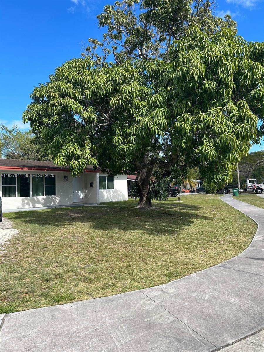 10011 162nd St - Photo 1