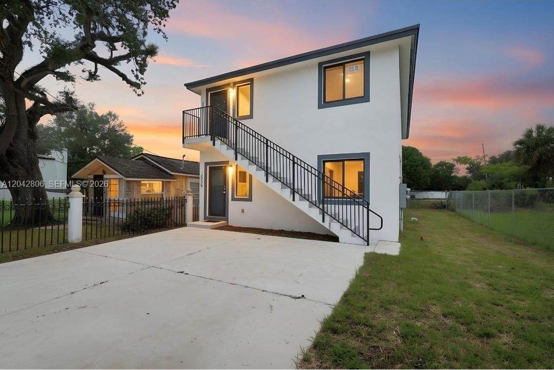 2729 44 St - Photo 1